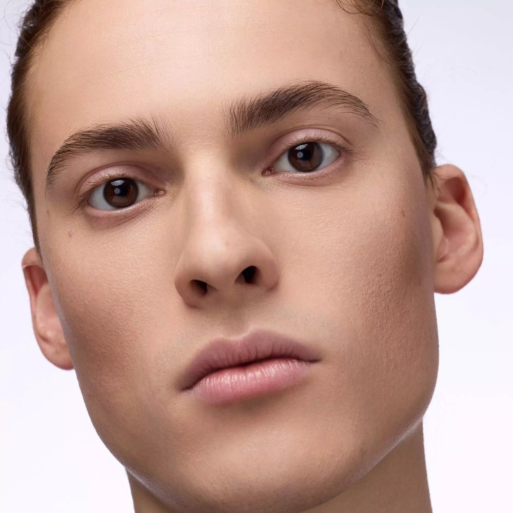 Porträt eines Mannes. Hautton gleichmäßig, leicht geschminkt.