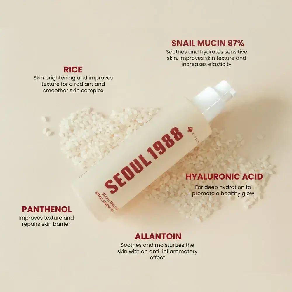 Flasche mit weißem Pumpverschluss auf Reis. Roter Schriftzug: SEOUL 1988. Text: K-SECRET, SEOUL 1988 ESSENCE, SNAIL MUCIN 97% + RICE. Zusätzliche Texte.