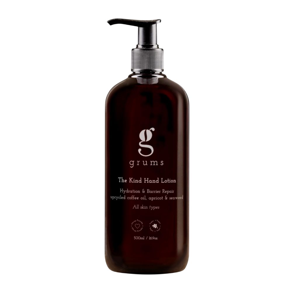 Braune Flasche mit schwarzem Pumpkopf. Aufschrift: grums The Kind Hand Lotion. Enthält Kaffeeöl, Aprikose und Seetang. Für alle Hauttypen.