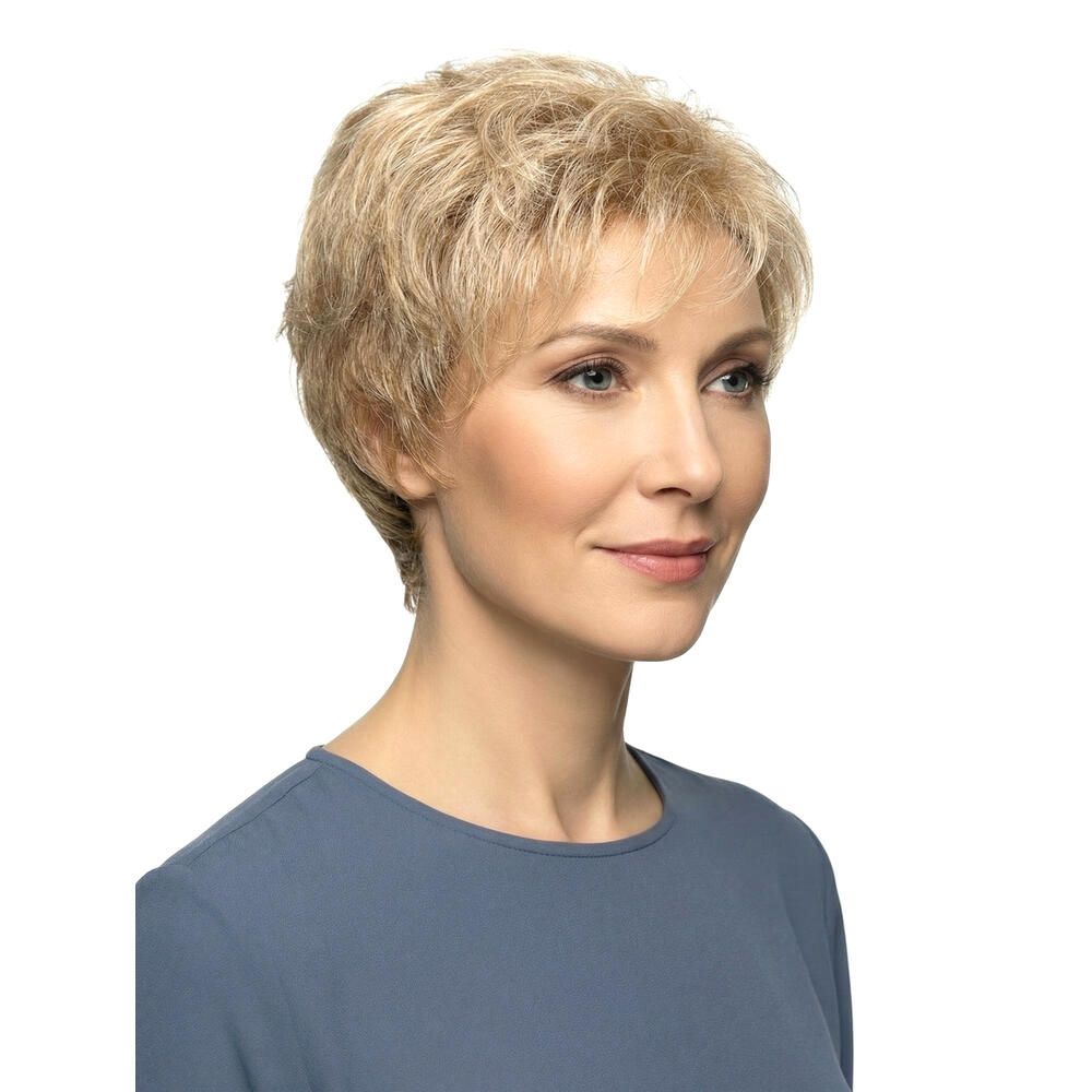 Kurzhaarperücke, blond, diagonale Ansicht einer Frau. Die Perücke hat einen natürlichen Look.