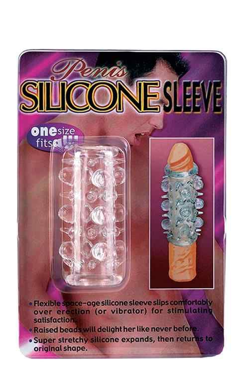 Verpackung mit transparentem Silikon Sleeve. Text: Penis SILICONE SLEEVE. Abbildung eines Penis mit Sleeve. Text: One size fits all.