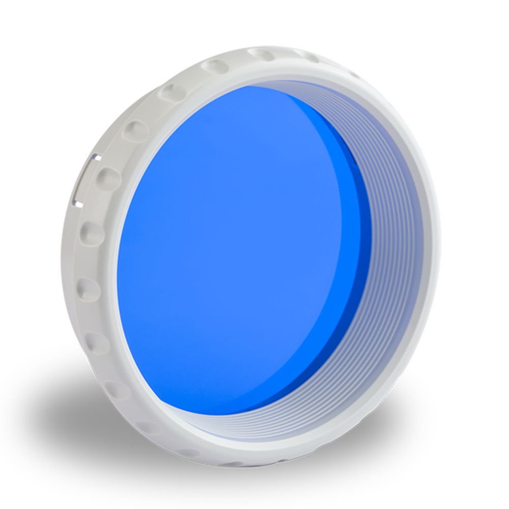 Runder, weißer Filter mit blauem Glas. Der Filter hat eine geriffelte Innenseite und eine strukturierte Außenseite.
