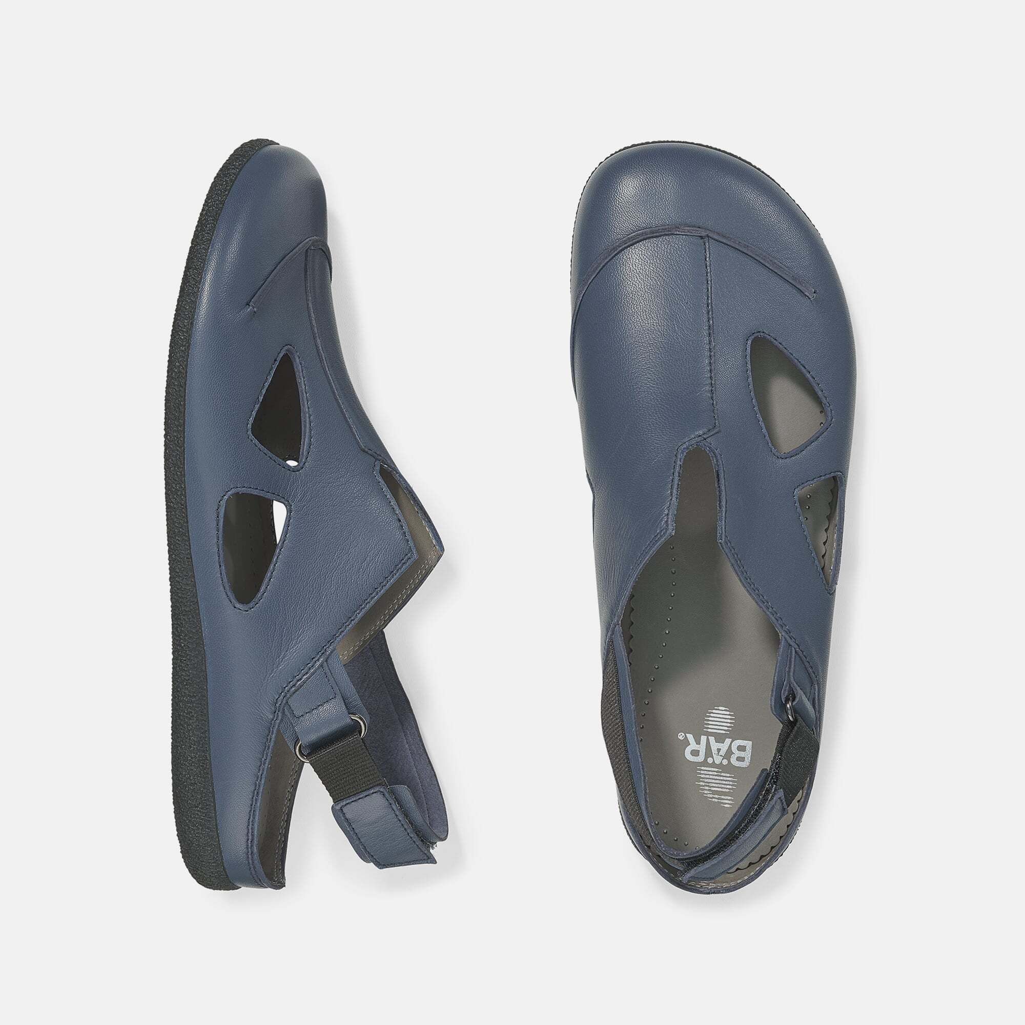 Zwei blaue Sandalen mit breiter Passform. Offene Zehenpartie, Fersenriemen. Lederoptik.