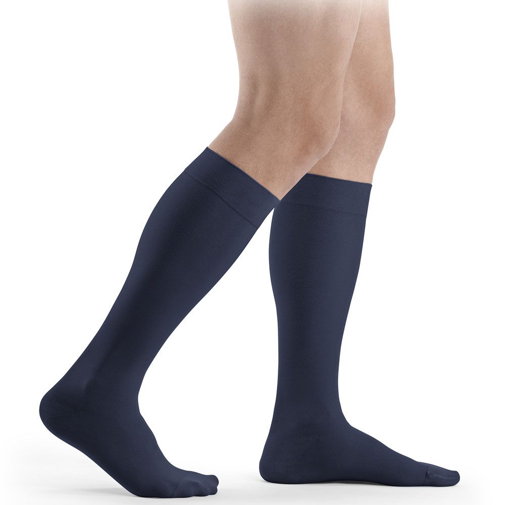 Dunkelblaue Kompressionsstrümpfe bis zum Knie.