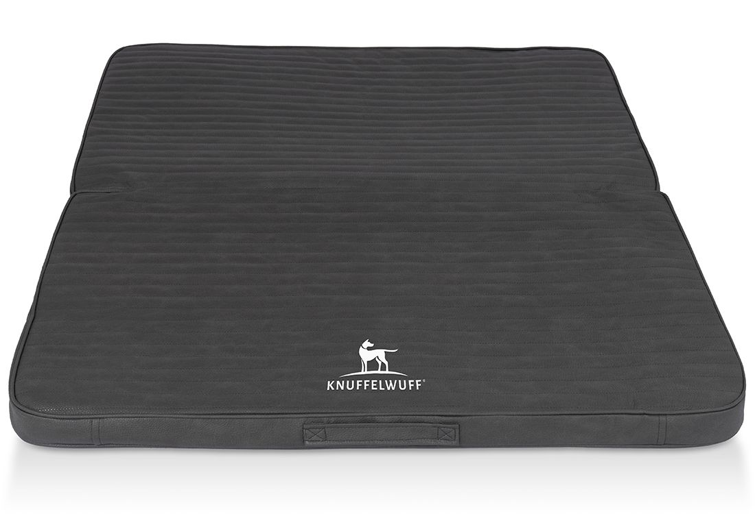 Schwarze, rechteckige orthopädische Reisematte. Gesteppte Oberfläche, Tragegriff. Logo: Knuffelwuff.