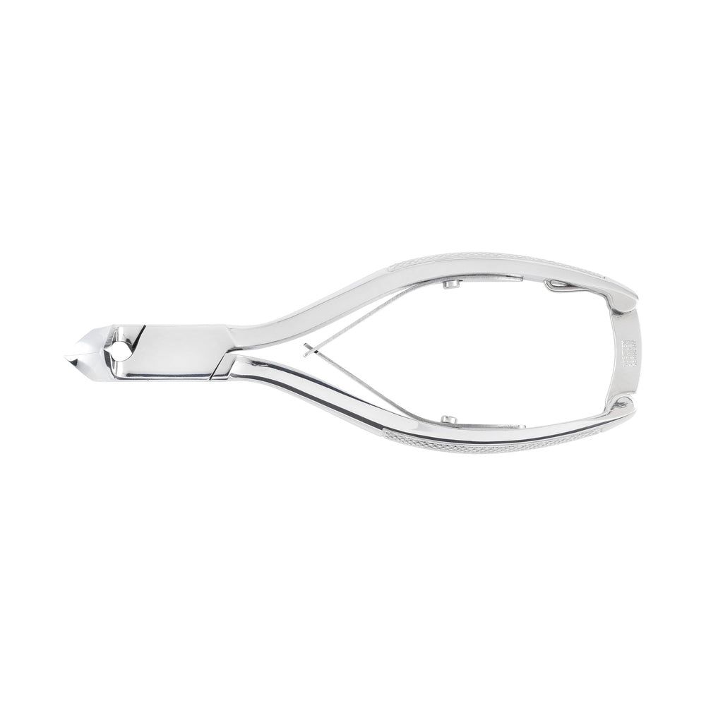 Nagelzange aus Metall. Silberfarben, mit gebogener Form und Schneide. Detailansicht, freigestellt.