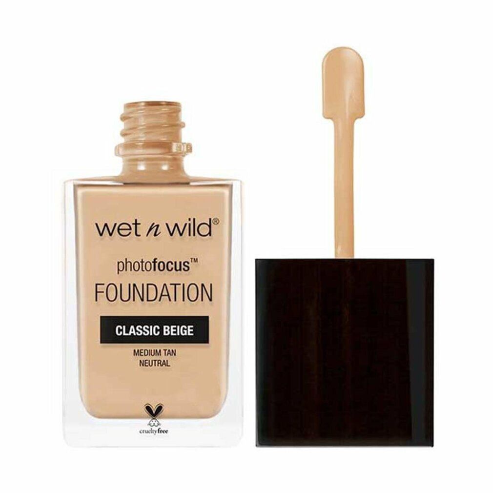 Wet n Wild Photofocus Foundation Classic Beige. Flasche mit geöffnetem Deckel und Applikator. Farbe: Beige. Cruelty-free.