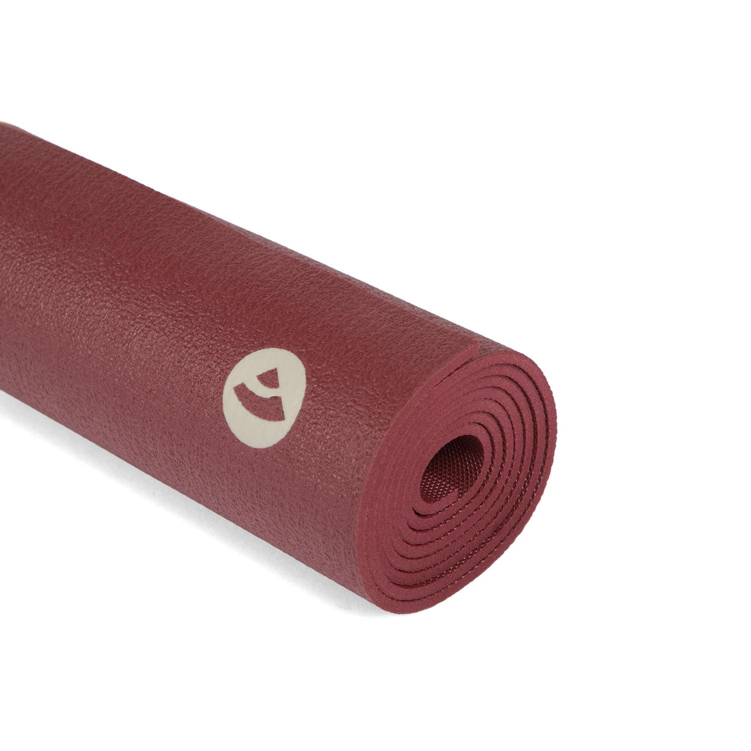 Gerollte Yogamatte, bordeaux. Logo auf der Oberfläche. Detailansicht.