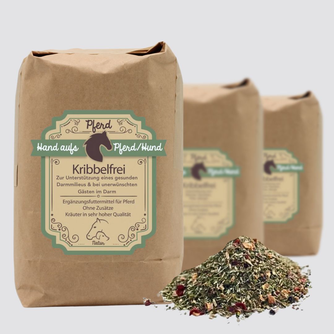 Drei braune Papiertüten mit Produktetikett und Kräutermischung. Text: Hand aufs Pferd/Hund, Kribbelfrei.