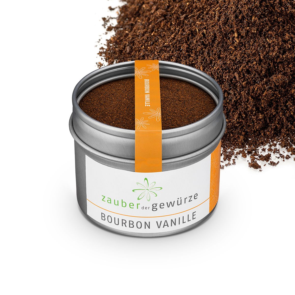 Metallbehälter mit gemahlener Bourbon-Vanille. Aufkleber mit "Zauber der Gewürze" und "Bourbon Vanille". Orangefarbener Streifen mit Text. Vanille daneben.