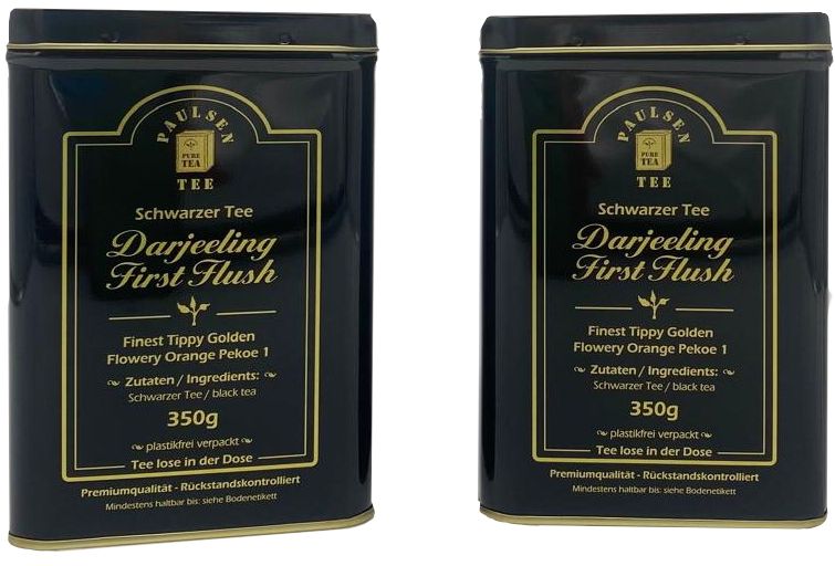 Zwei schwarze Teedosen mit goldfarbenem Etikett. Aufschrift: Paulsen, Schwarzer Tee, Darjeeling First Flush, 350g.
