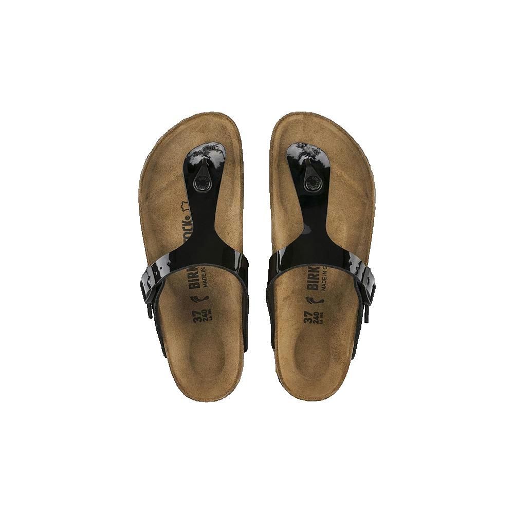 Due sandali neri visti dall'alto. Cinturini con fibbie. Plantare in sughero. Marchio Birkenstock visibile.