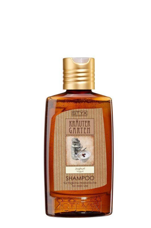 Braune Shampoo-Flasche mit goldfarbenem Deckel. Aufkleber mit Schriftzug Kräutergarten und Joghurt-Motiv. Text: Shampoo für tägliche Haarwäsche.