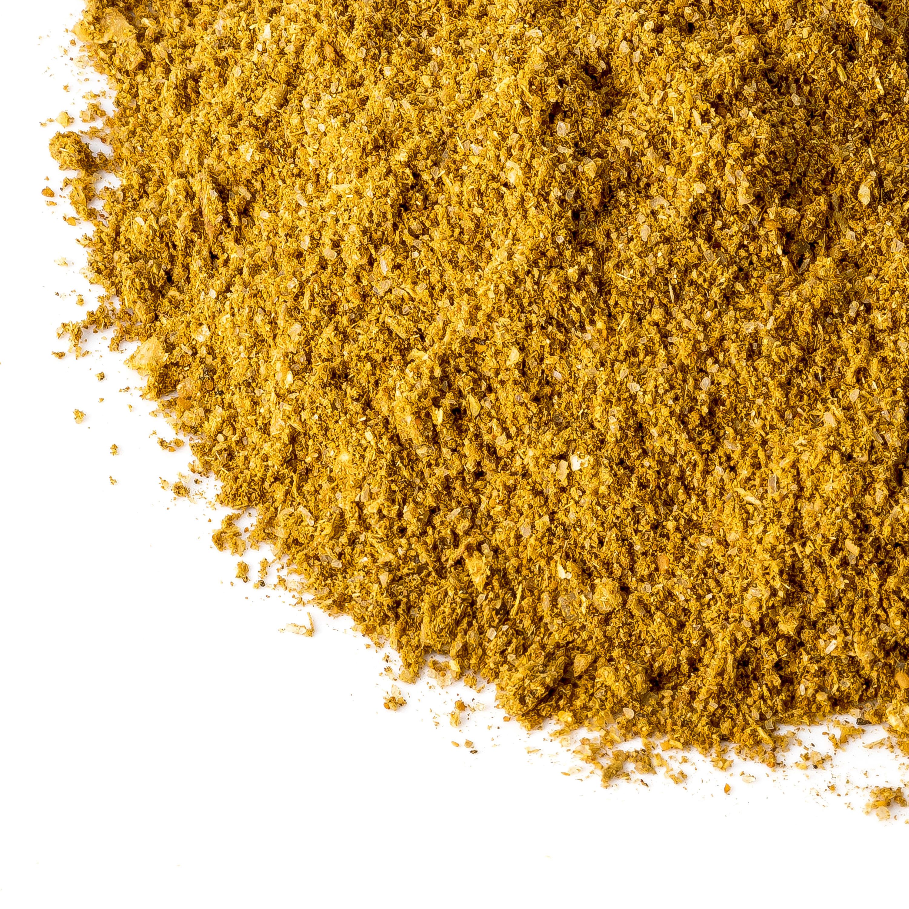 Nahaufnahme von losem Satay Gewürz. Gelb-braune Farbe, feine Textur. Auf weißem Hintergrund.