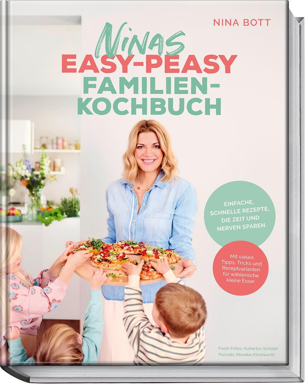 Kochbuch mit dem Titel "Ninas Easy-Peasy Familienkochbuch". Auf dem Cover: Frau mit Kindern und Pizza.