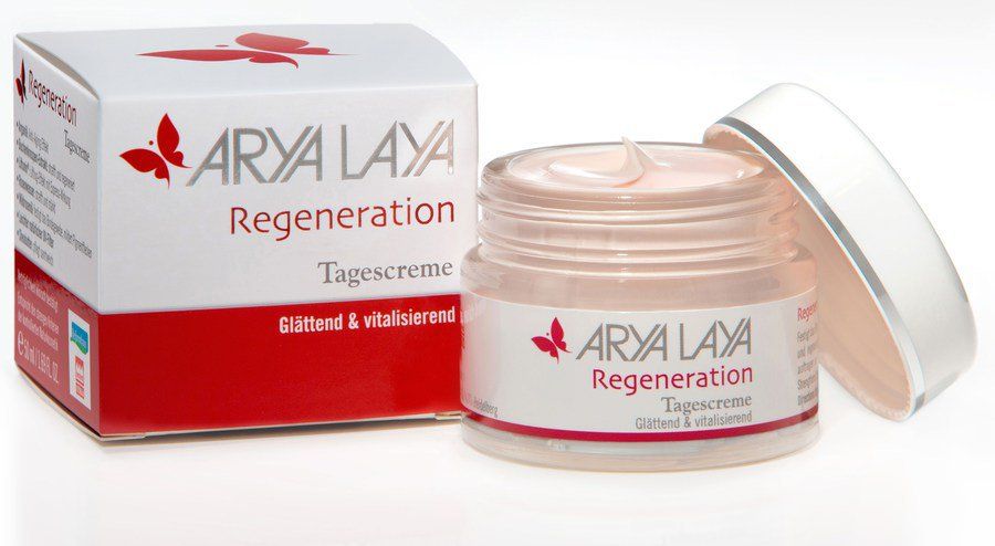 Creme-Tiegel und Karton. Aufschrift: ARYA LAYA Regeneration Tagescreme. Roter Streifen und Schmetterling-Logo.