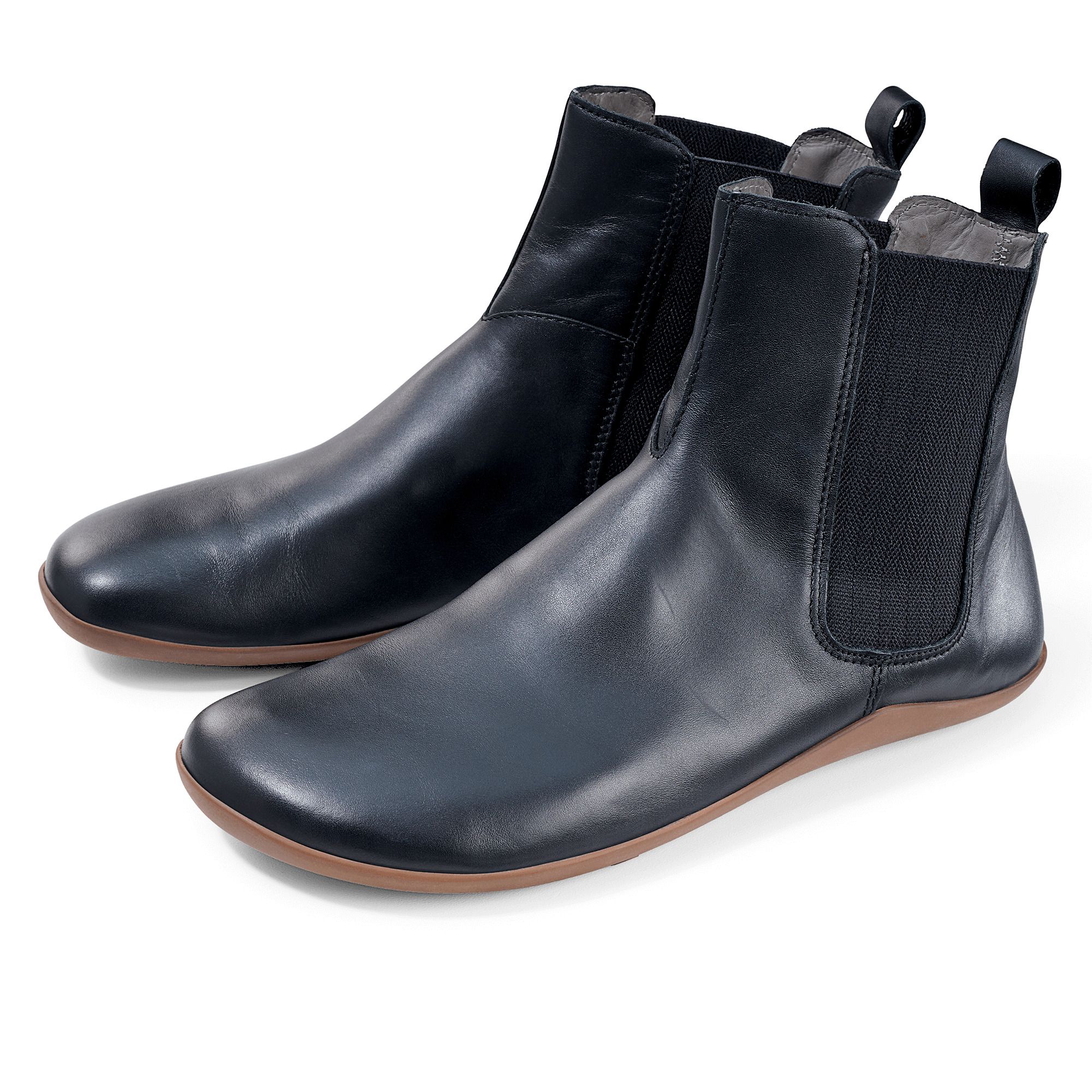 Schwarze Leder-Chelsea-Boots mit Gummizug und flacher Sohle.