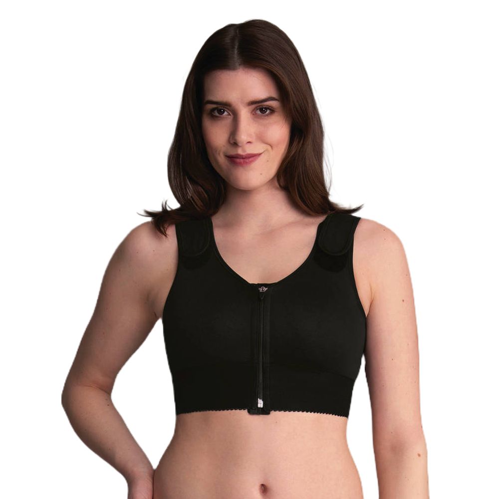 Schwarzer Kompressions-BH mit Vorderverschluss. Reißverschluss mittig. Schulterträger mit Klettverschluss. Frau trägt den BH.