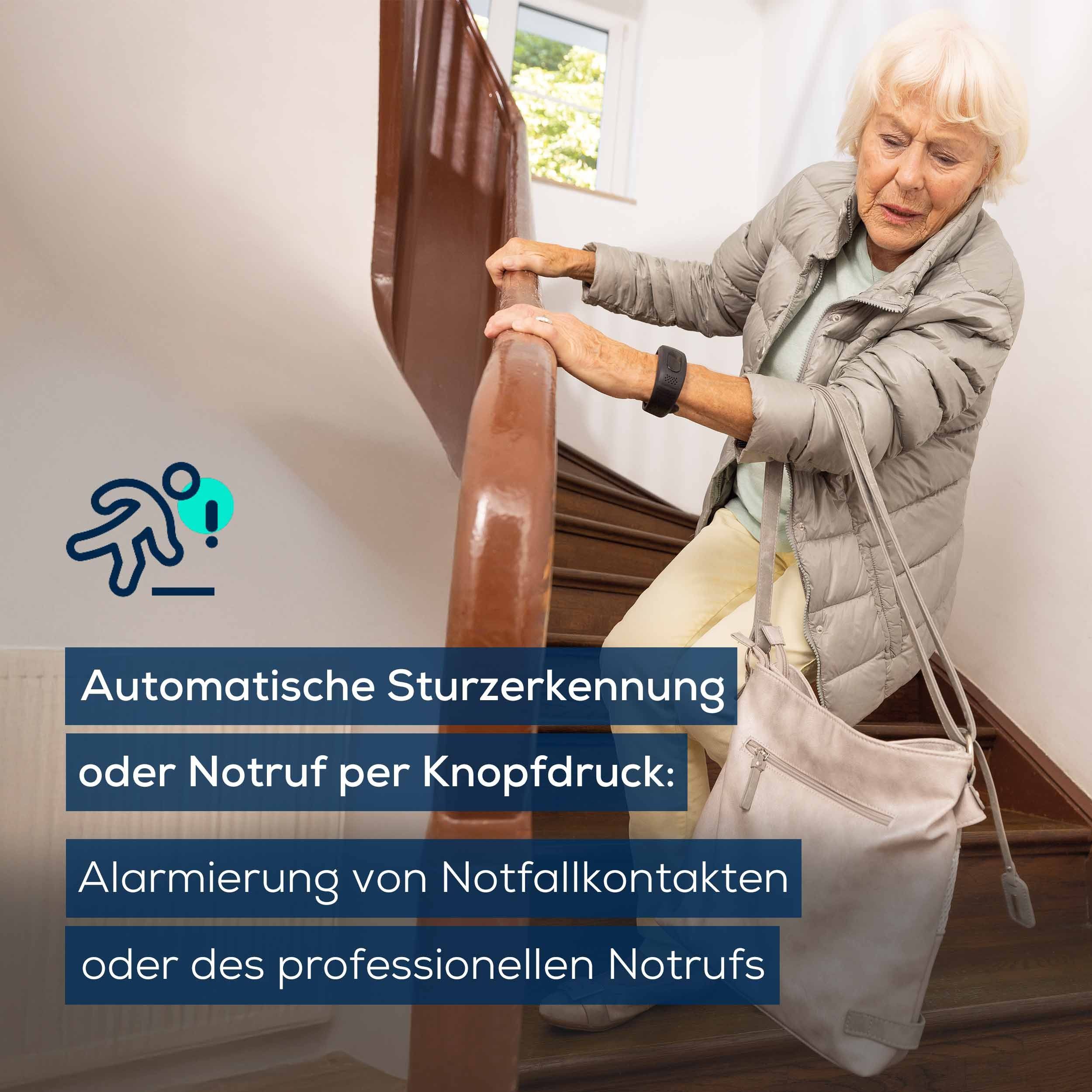 Ältere Frau auf Treppe. Text: Automatische Sturzerkennung oder Notruf per Knopfdruck. Alarmierung von Notfallkontakten.