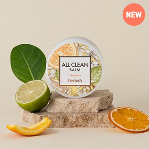 Runde Dose mit Aufschrift "ALL CLEAN BALM". Daneben Limette, Blatt, Orangenscheibe und Mandarinenschale. Auf Stein platziert.