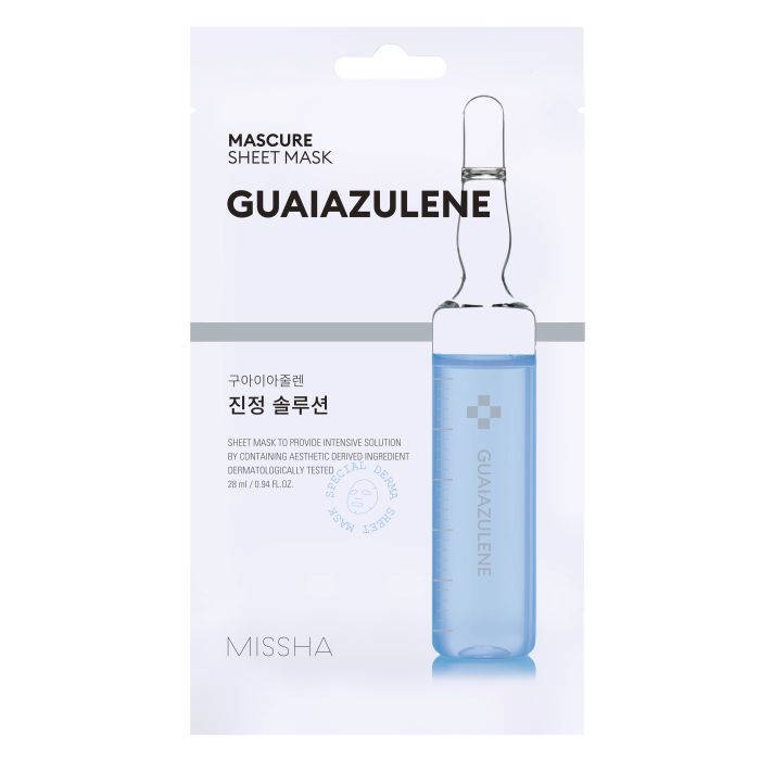 Verpackung mit Ampulle. Aufschrift: MASCURE SHEET MASK GUAIAZULENE. Blaue Flüssigkeit in Glasampulle. Marke: MISSHA.