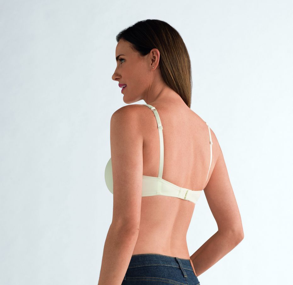 Beiger Schalen-BH mit Trägern. Seitenansicht einer Frau, die den BH und Jeans trägt. Verstellbare Träger.