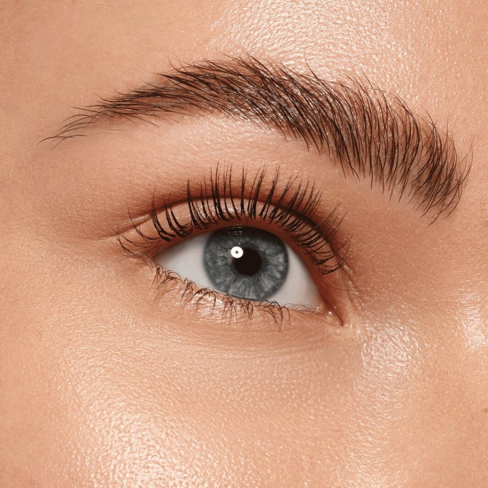 Nahaufnahme eines Auges mit getuschten Wimpern.