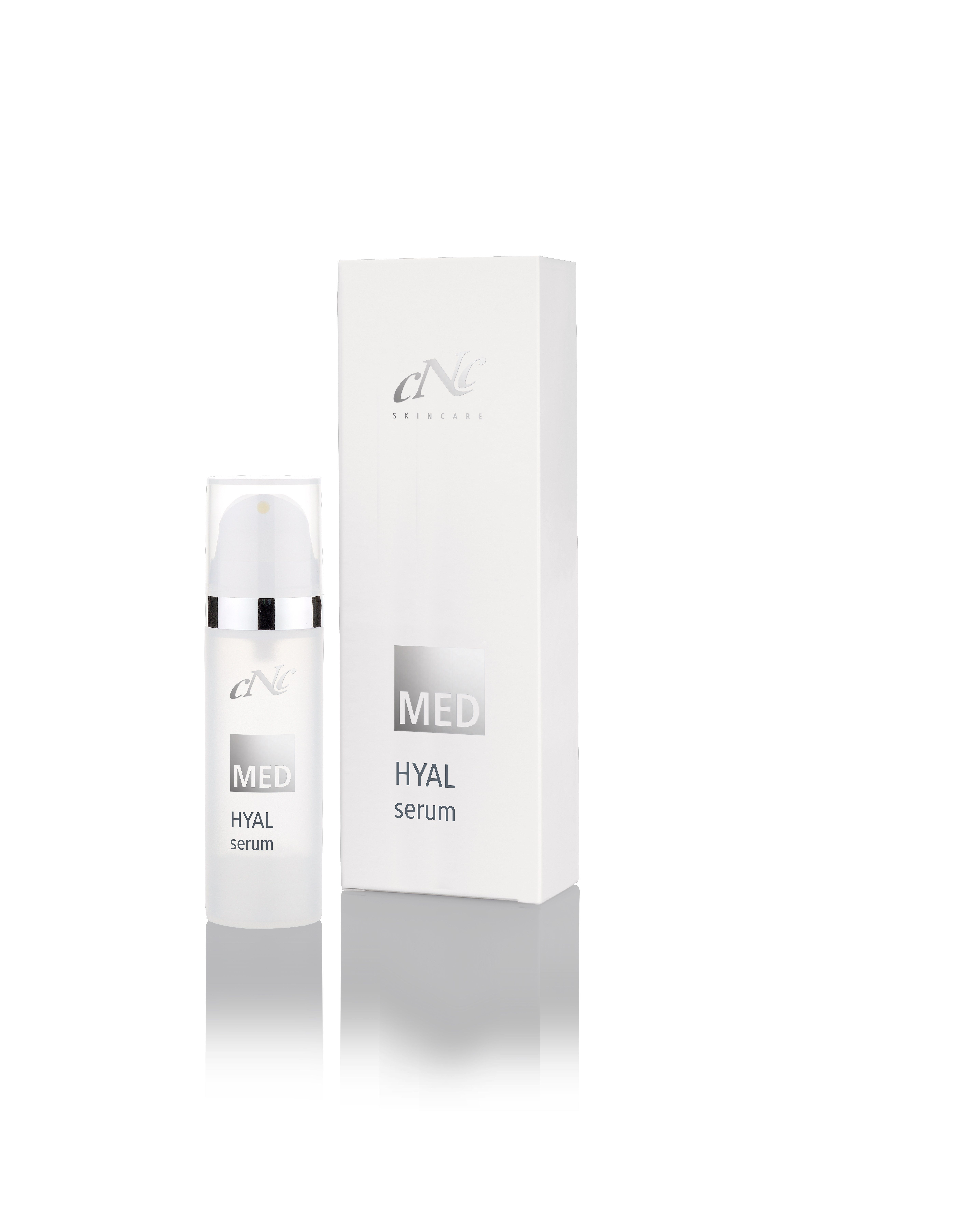 Serumflasche und Verpackung. Aufschrift "CNC skincare", "MED HYAL serum". Flasche mit silbernem Verschluss. Weiße Verpackung.