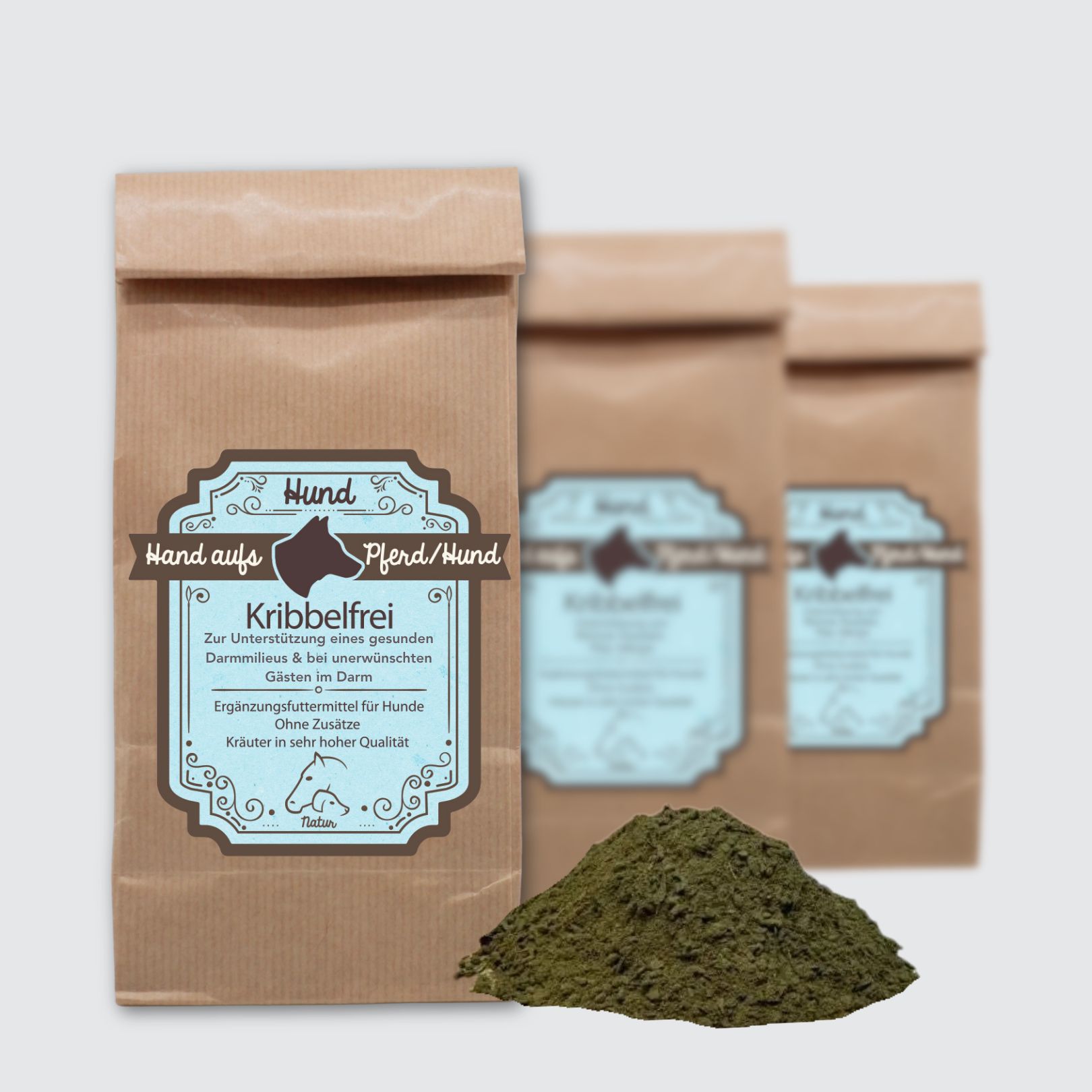 Drei braune Papiertüten mit blauem Etikett, Kräuterhaufen. Text: Kribbelfrei. Zur Unterstützung einer gesunden Darmflora & bei unerwünschten Gästen im Darm. Ergänzungsfuttermittel für Hunde.