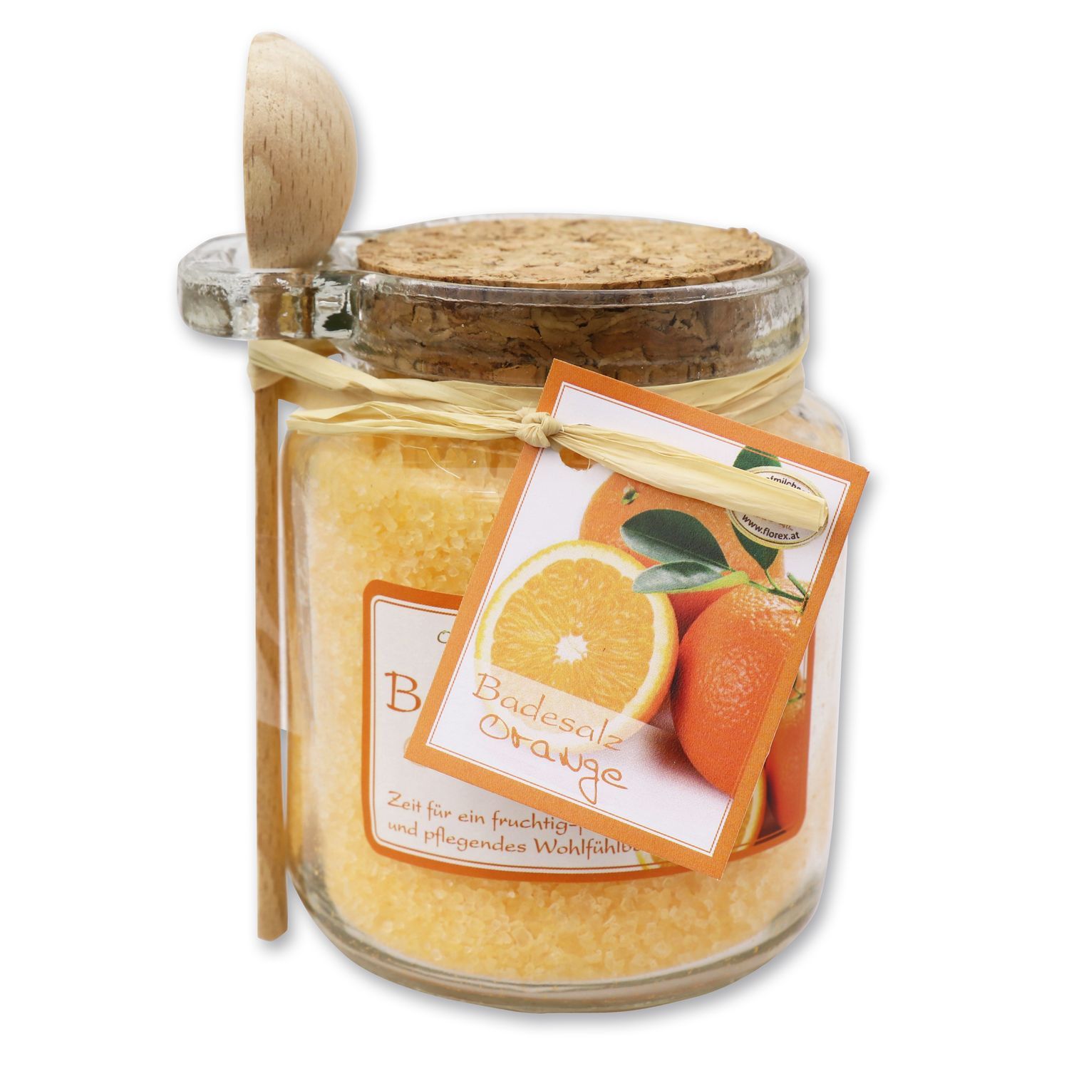 Glas mit Badesalz, Holzlöffel, Etikett mit Orangen. Aufschrift: Badesalz Orange.
