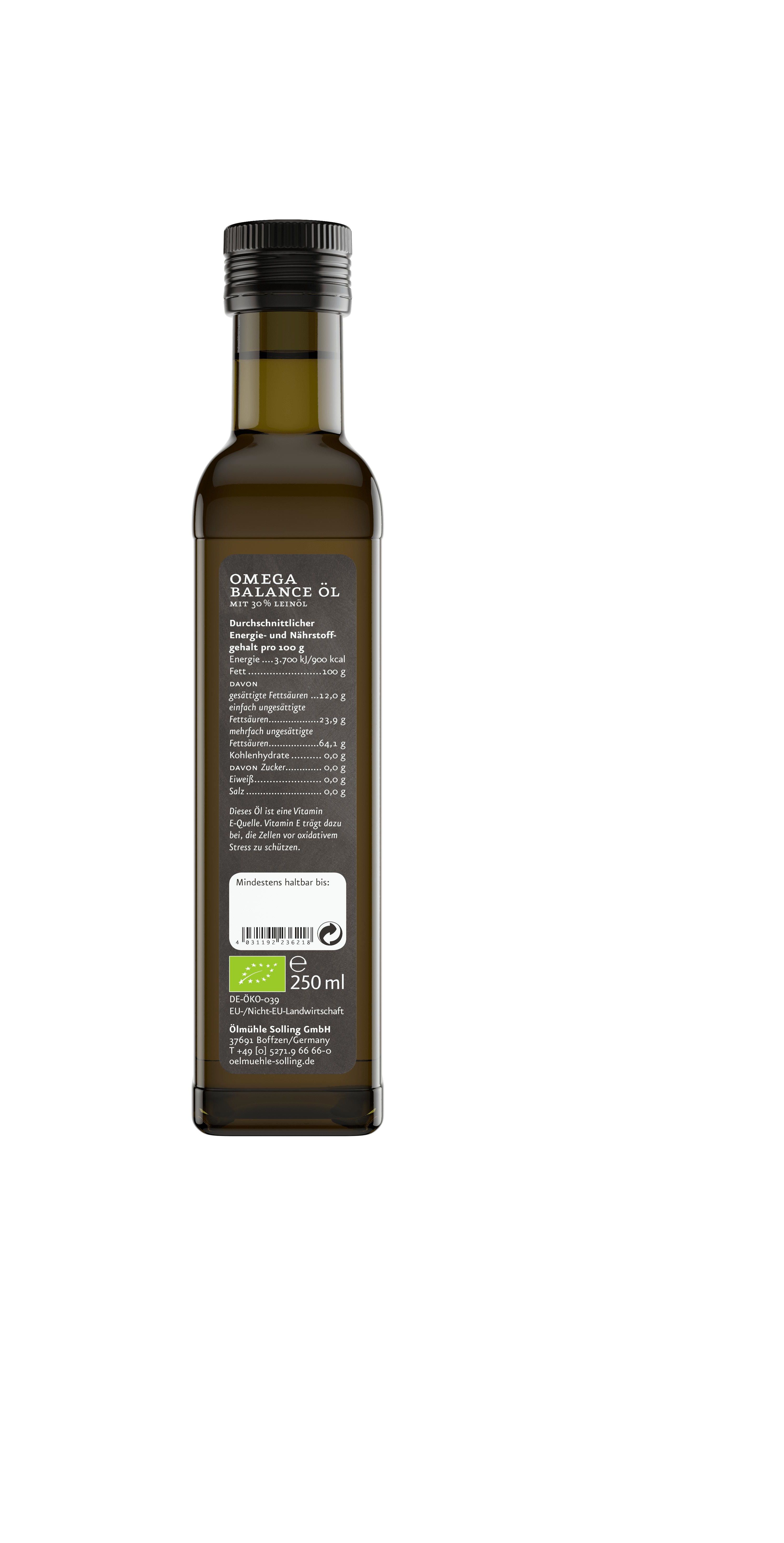 Rückseite einer braunen Glasflasche. Aufschrift: Omega Balance Öl, Nährwertangaben, Bio-Siegel, 250 ml.