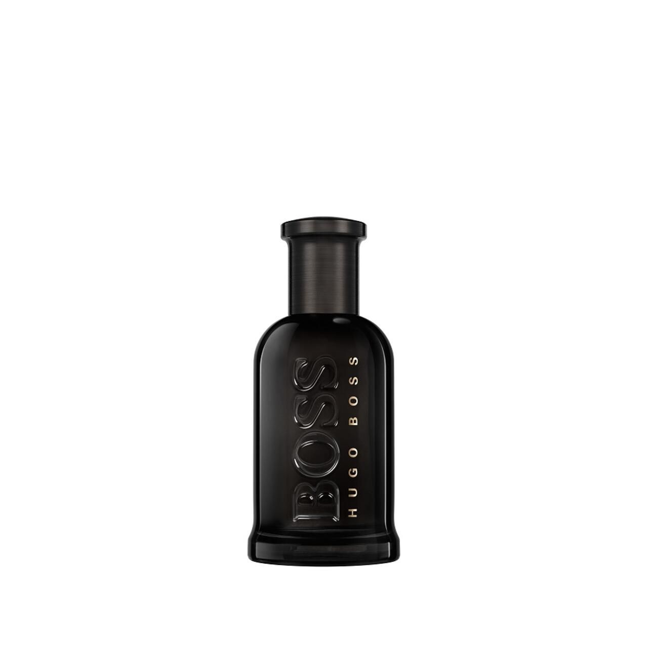 Schwarze Flasche mit BOSS Hugo Boss-Logo. Dunkler Verschluss. Aufschrift auf der Flasche.