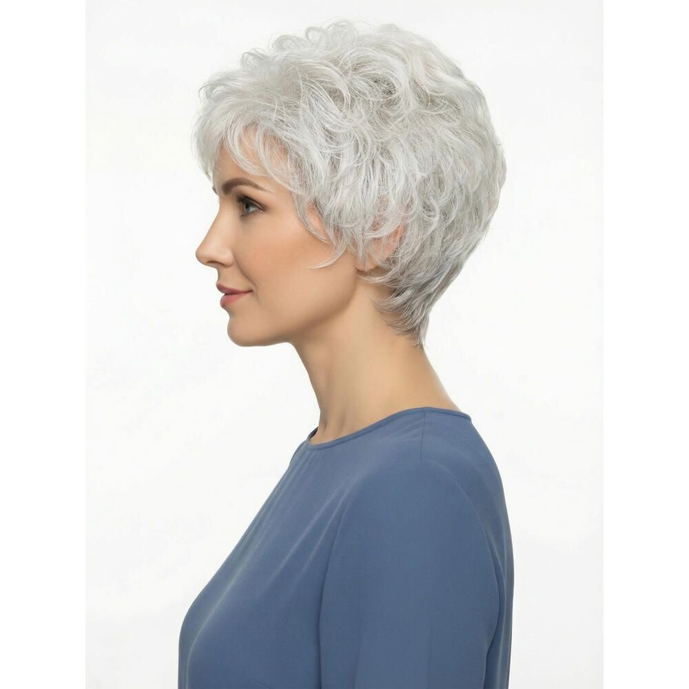 Kurzhaarperücke, graues Haar, lockig. Frau mit blauem Oberteil, Seitenansicht.