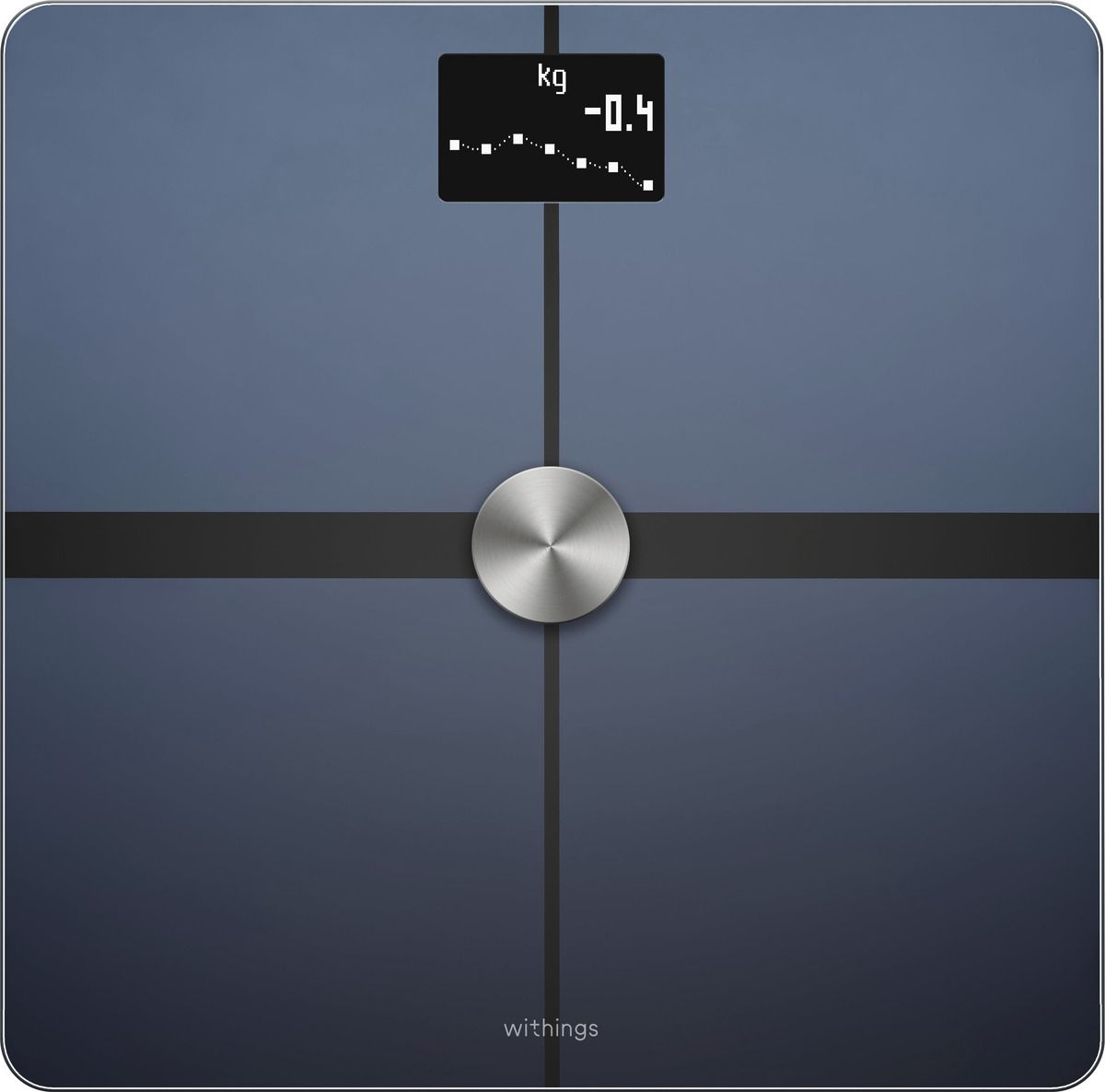 Nahaufnahme einer dunkelblauen Personenwaage. Runde Metallmitte, schwarze Streifen. Digitalanzeige mit Gewicht und Trendkurve. Withings-Logo unten.