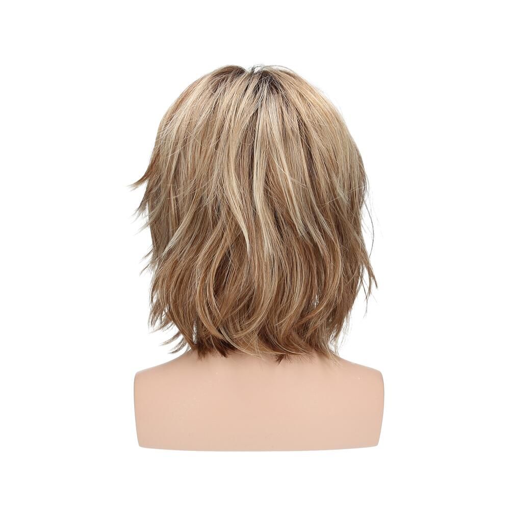 Perücke auf einem Schaufensterkopf. Blond mit braunen Strähnen, kurzer, gestufter Schnitt. Rückansicht.