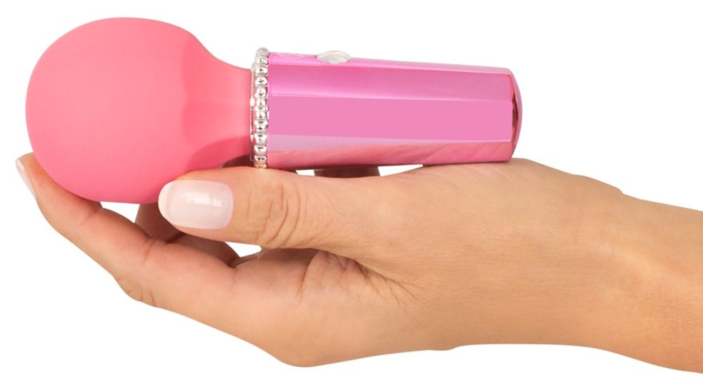 Mini-Wand in einer Hand gehalten. Der Kopf ist rosa, der Griff rosa und mit einem silbernen Band verziert.