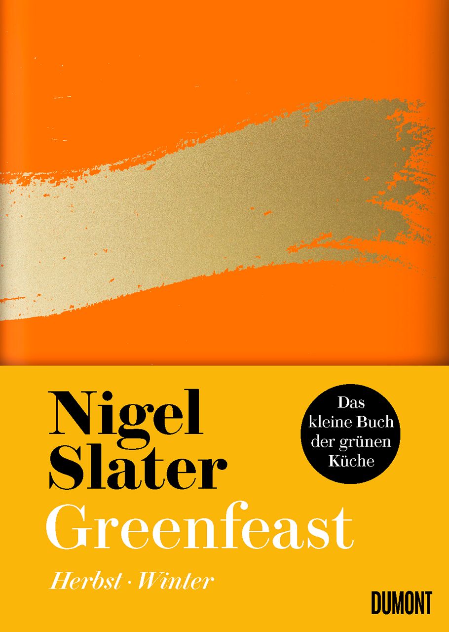 Buchcover mit orangefarbenem Hintergrund und goldfarbenem Pinselstrich. Titel: Greenfeast, Autor: Nigel Slater. Verlag: Dumont.