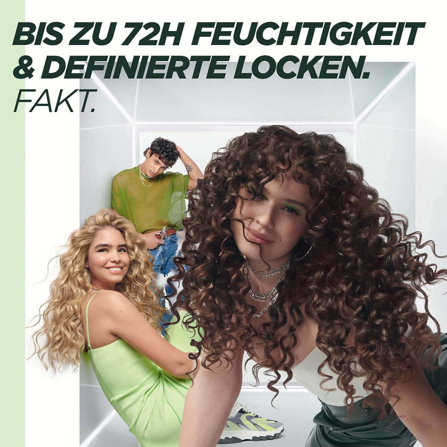 Werbung mit drei Personen mit lockigem Haar. Text: Bis zu 72h Feuchtigkeit & definierte Locken. Fakt.