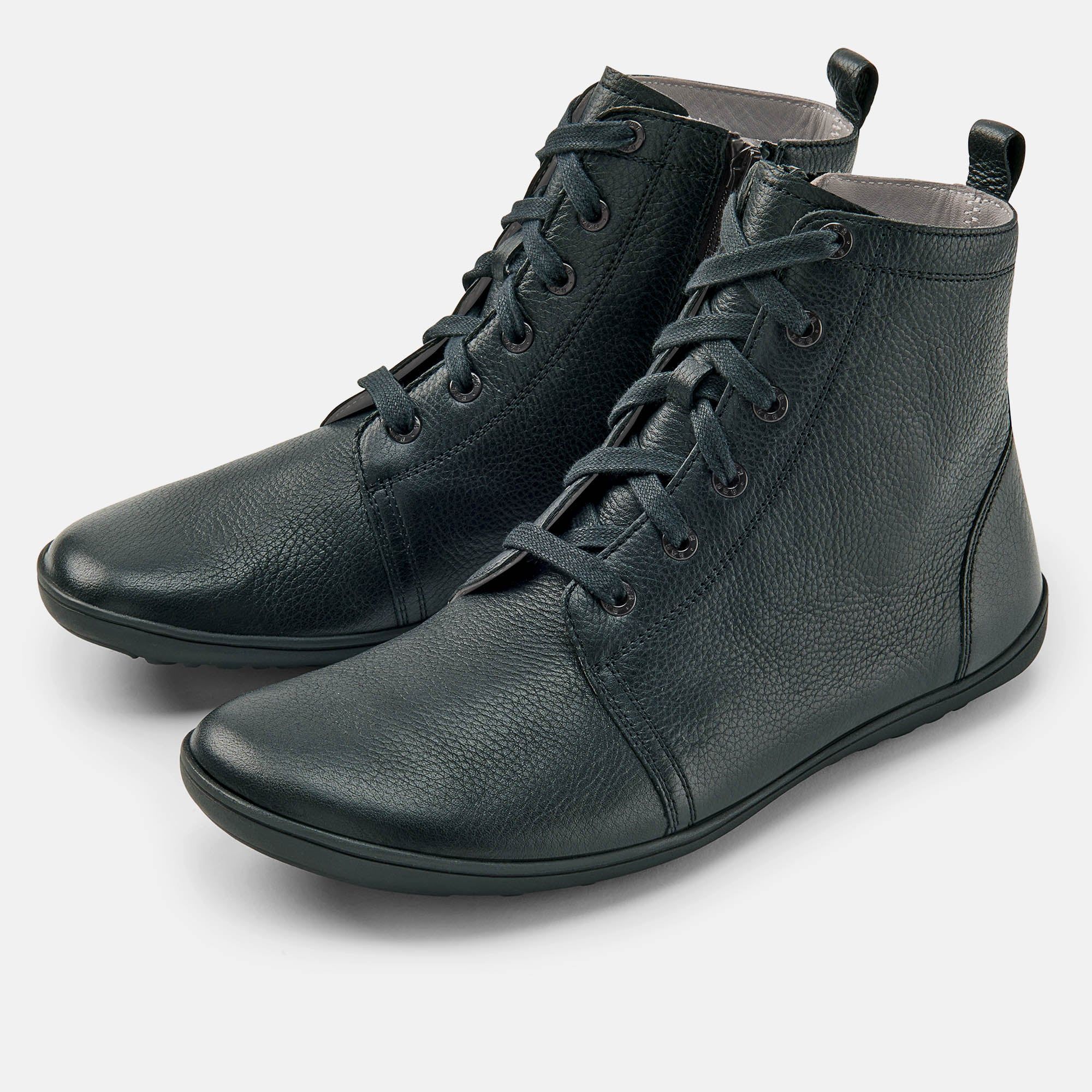 Schwarze Stiefeletten, Schnürung, seitlicher Reißverschluss, flache Sohle. Lederoptik, zwei Schuhe nebeneinander.