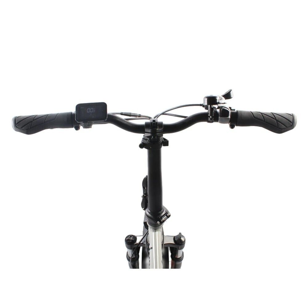 Lenker eines E-Bikes mit Display, Griffen und Klingel. Schwarze Farbe.