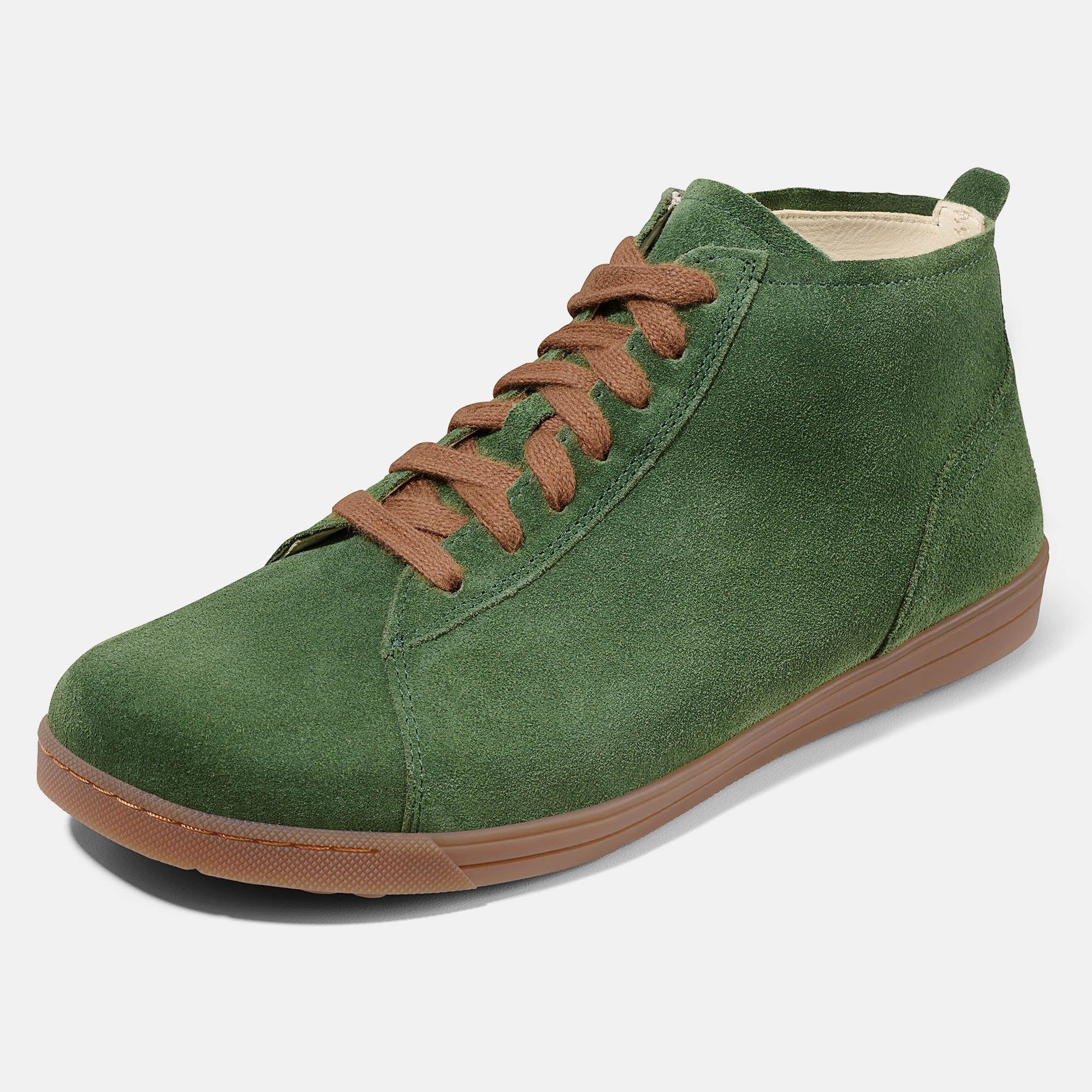 Grüne Stiefelette mit braunen Schnürsenkeln und Reißverschluss. Braune Sohle. Wildleder-Optik.