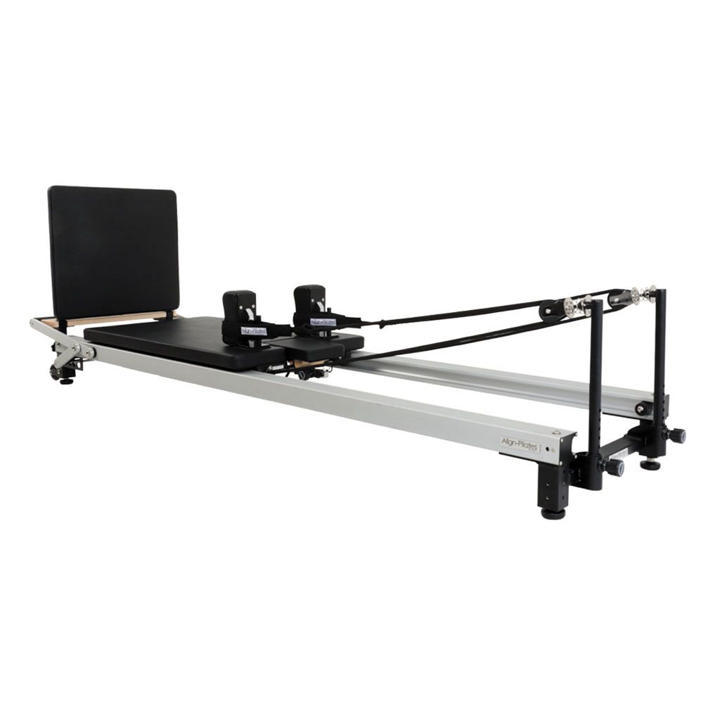 Pilates-Reformer mit schwarzem Polster, Kopfstütze, Fußstange, Seilzügen. Metallrahmen.