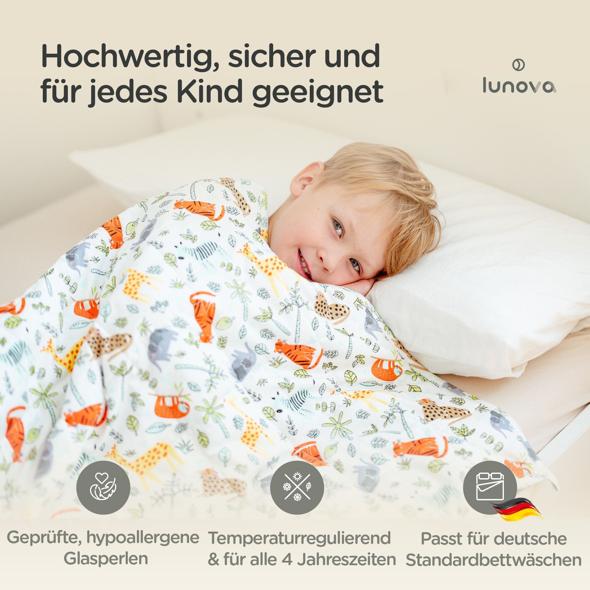 Kind liegt auf dem Bett unter einer Decke mit Tiermuster. Hypoallergene Glasperlen. Temperaturregulierend. Deutsche Standardbettwäsche. Lunova-Logo.