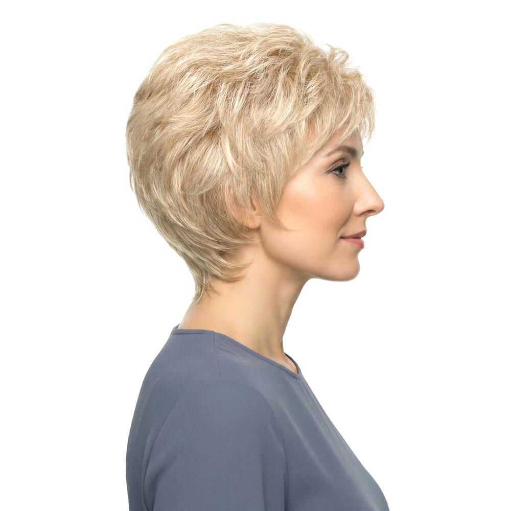 Kurzhaarperücke, blond, Seitenansicht. Die Perücke hat einen welligen Schnitt.