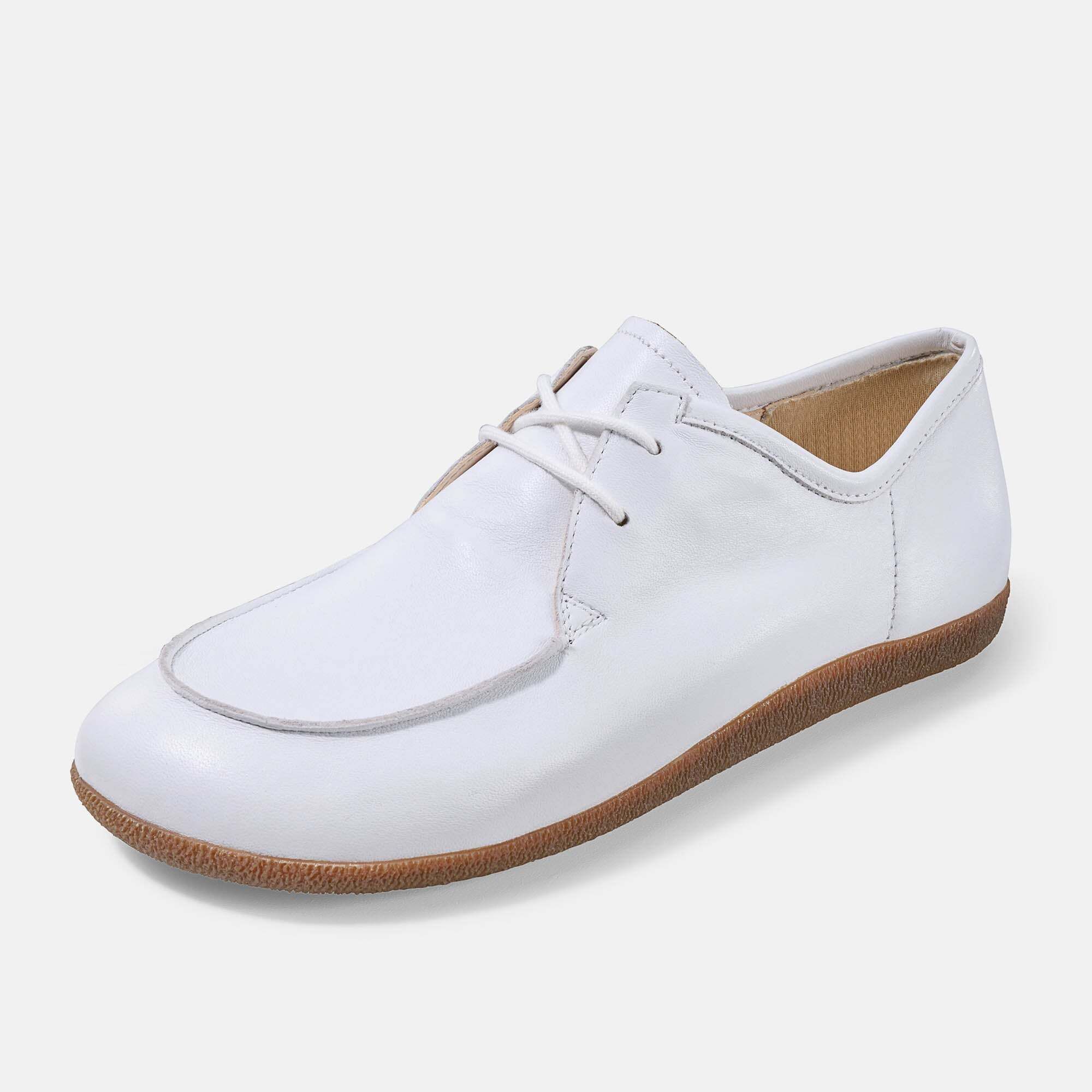 Ein weißer Damen-Schnürschuh aus Leder mit brauner Gummisohle, schräge Ansicht.