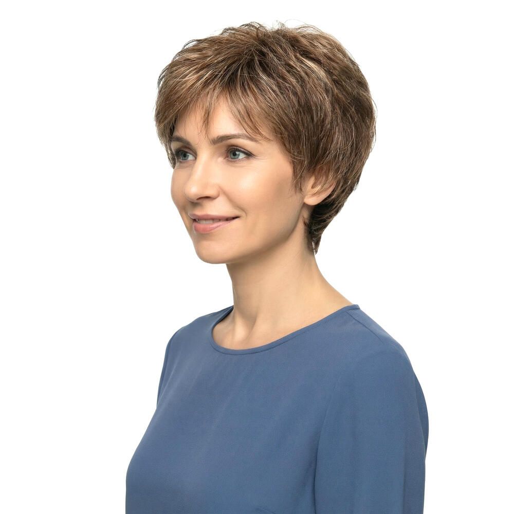 Kurzhaarperücke mit braun-blondem Haar. Die Frau trägt ein blaues Oberteil. Seitenansicht.