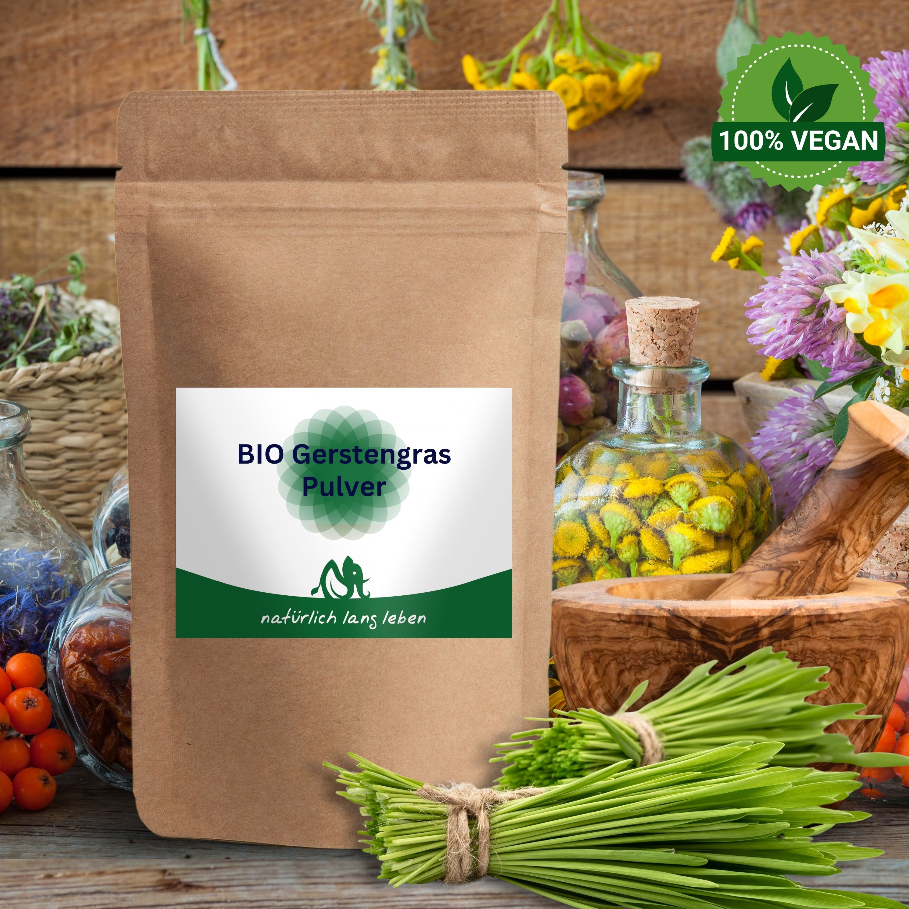 Braune Tüte mit weißem Etikett. BIO Gerstengras Pulver. Logo und Schriftzug: natürlich lang leben. 100% Vegan-Siegel.