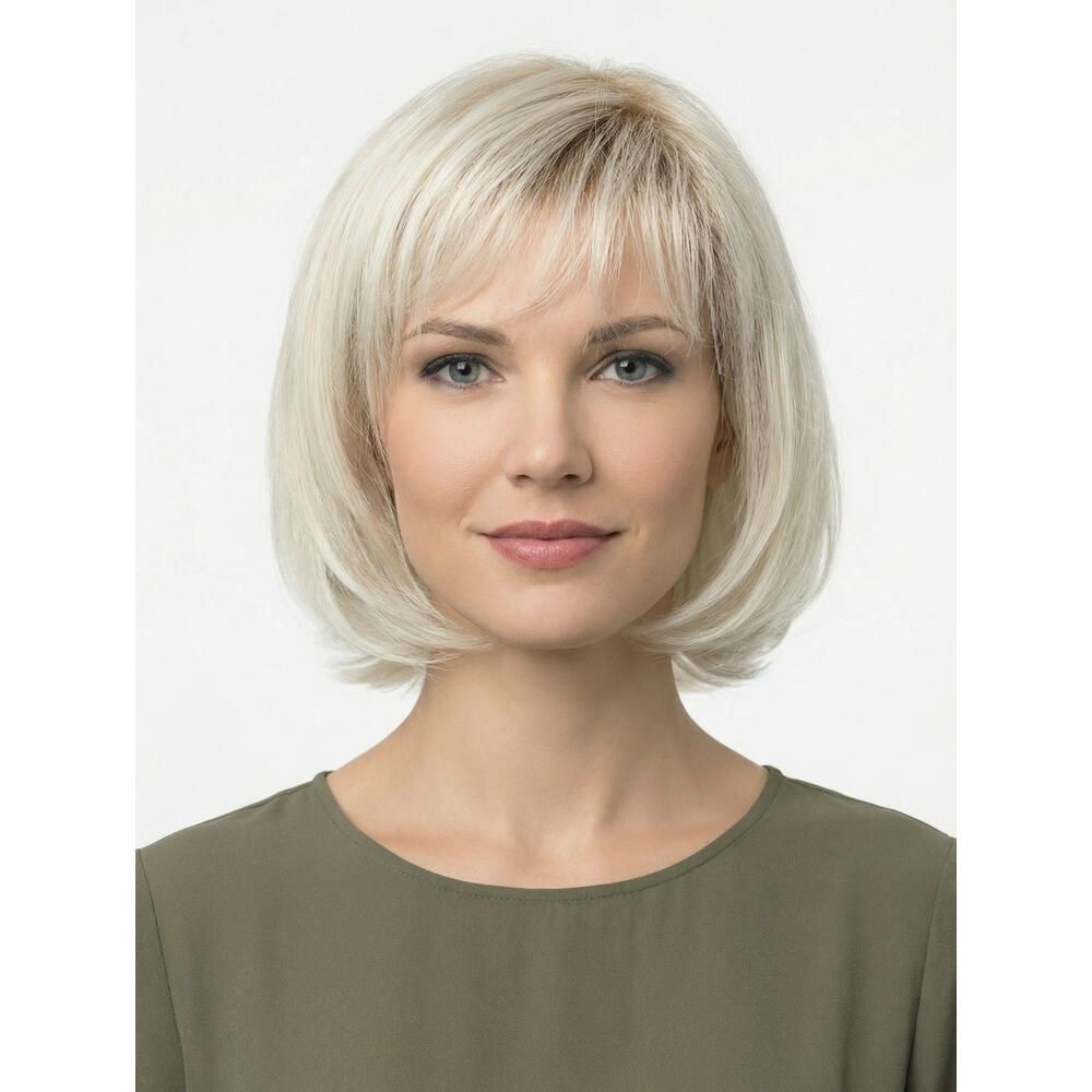 Perücke Maren von trendhair, blond, mit Pony und Bob-Schnitt. Frontale Ansicht einer Frau.