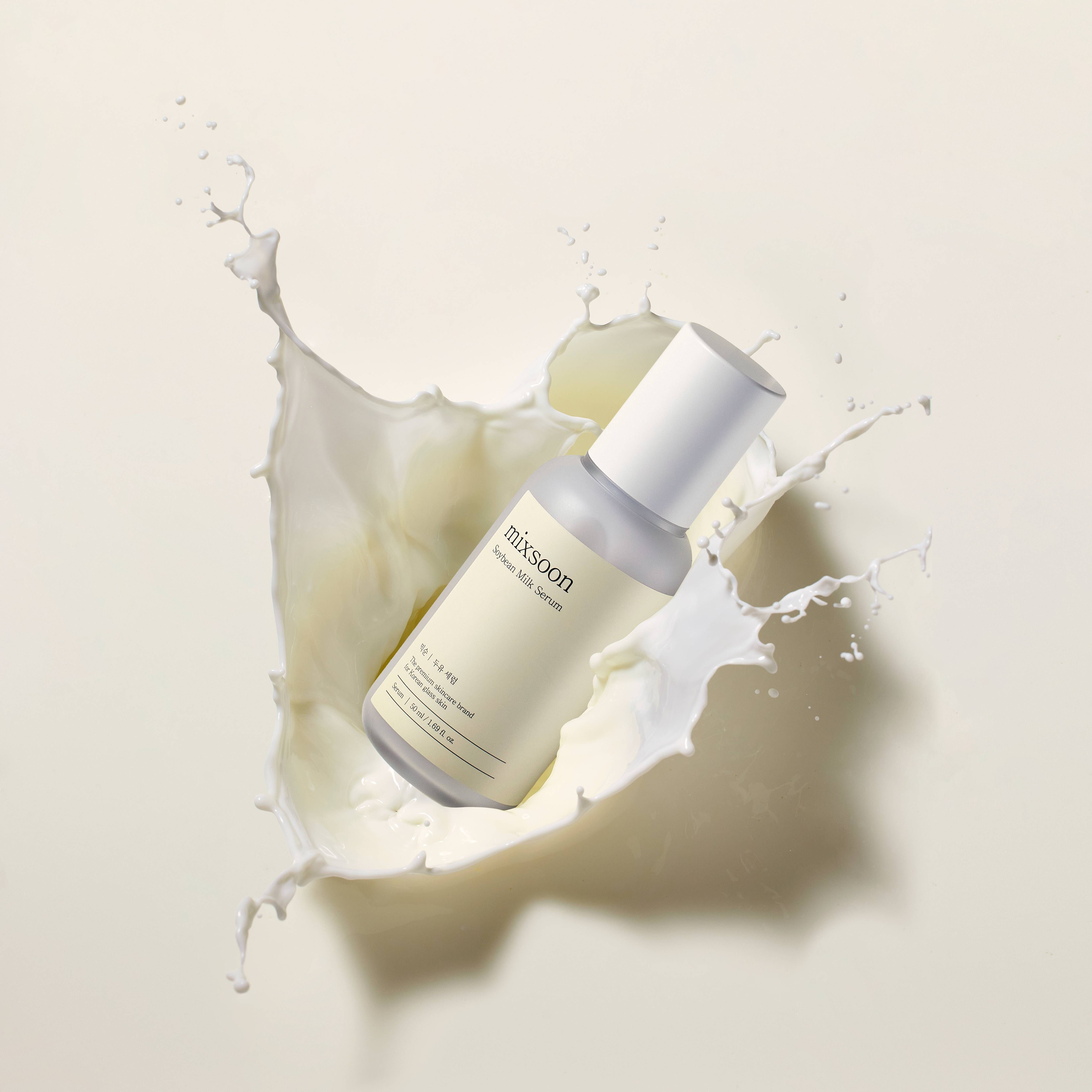 Serumflasche in Milchspritzer. Aufschrift: mixsoon Soybean Milk Serum. Weißer Deckel.