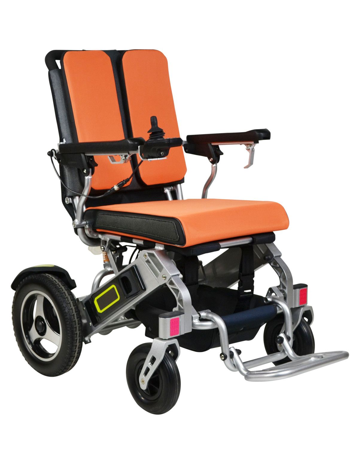 Elektrorollstuhl mit orangefarbener Sitzfläche und Rückenlehne. Silberfarbenes Gestell, schwarze Räder. Joystick-Steuerung, Armlehnen.